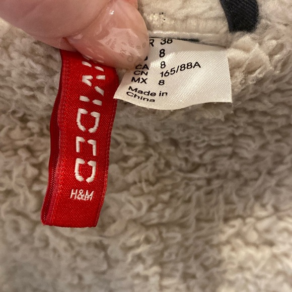 H&M jacket. Removable faux fur around hood. Adjustable waist tie. Side pockets. - Picture 5 of 5